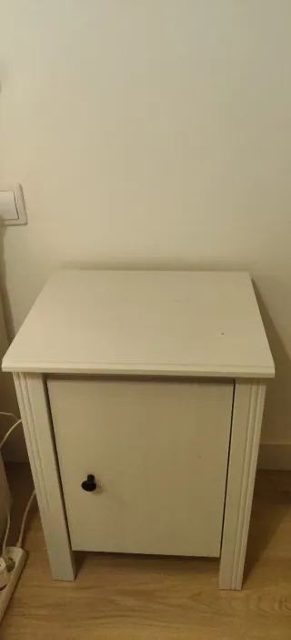 Mesita Ikea de noche blanca con 2 estantes