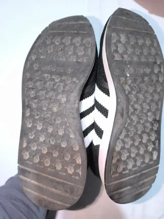 Zapatillas Adidas Negras y Blancas
