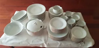 Vajilla de porcelana blanca y dorada