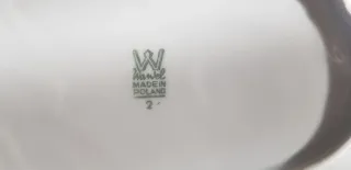 Vajilla de porcelana blanca y dorada