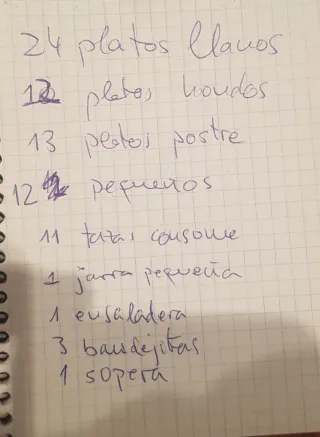 Vajilla de porcelana blanca y dorada