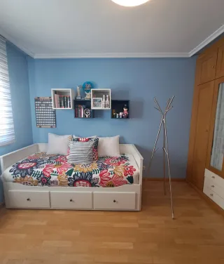 Estanterías en forma de cubo blancas y azules