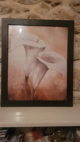 Cuadro de flores en tonos beige y blanco.