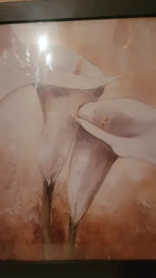 Cuadro de flores en tonos beige y blanco.