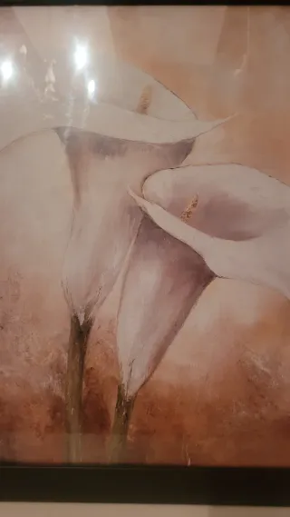 Cuadro de flores en tonos beige y blanco.