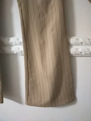 Traje chaqueta y pantalón rayas beige