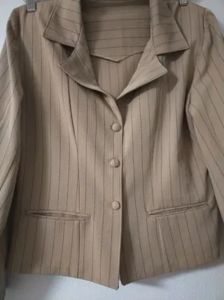 Traje chaqueta y pantalón rayas beige