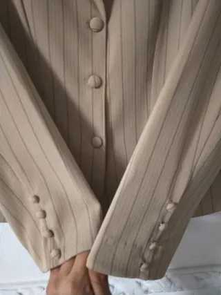 Traje chaqueta y pantalón rayas beige
