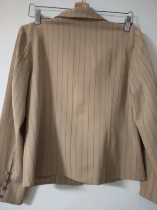 Traje chaqueta y pantalón rayas beige
