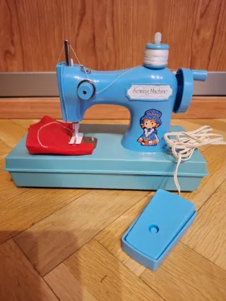 Máquina de coser vintage de juguete azul