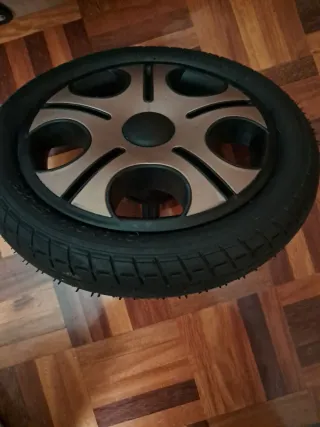 Carro de bebé negro y dorado