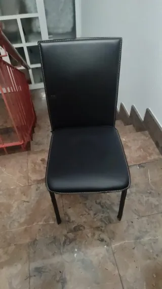Silla forrada de cuero negro