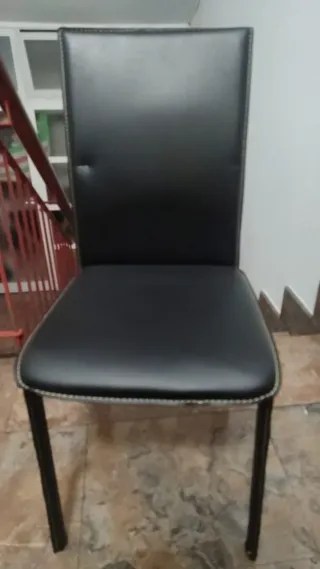 Silla forrada de cuero negro