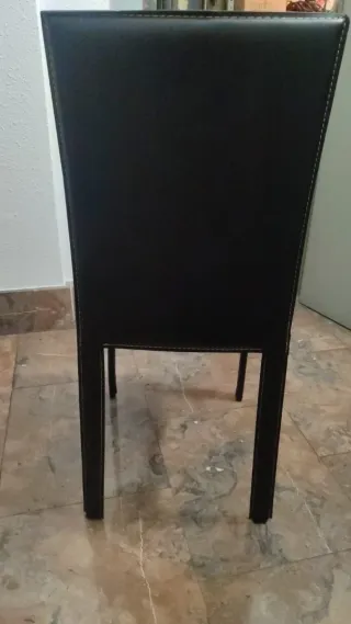 Silla forrada de cuero negro