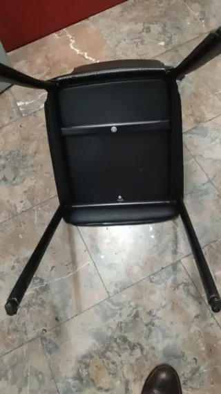 Silla forrada de cuero negro
