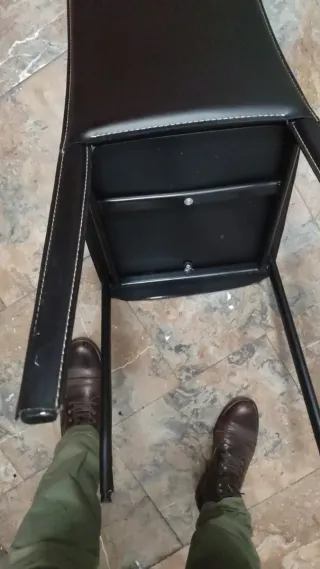 Silla forrada de cuero negro
