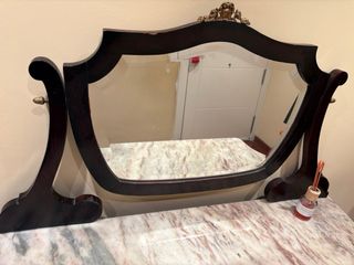 Tocador antiguo de madera con espejo y mármol