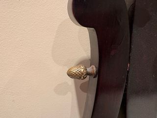 Tocador antiguo de madera con espejo y mármol