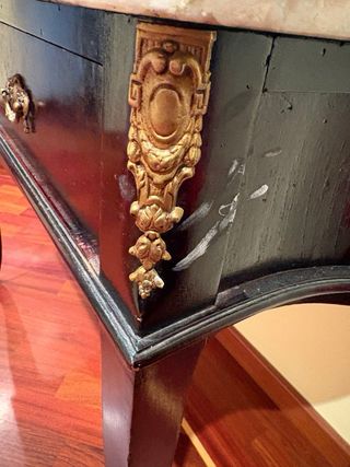 Tocador antiguo de madera con espejo y mármol