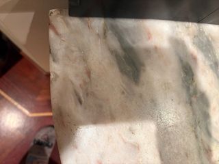 Tocador antiguo de madera con espejo y mármol