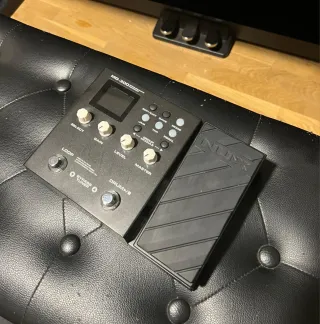 NUX MG-300 Pedaliera Multieffetti