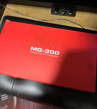 NUX MG-300 Pedaliera Multieffetti