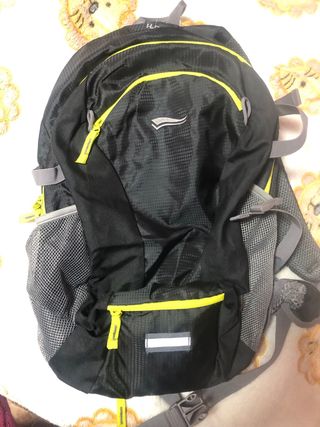 Mochila de montaña negra y amarilla