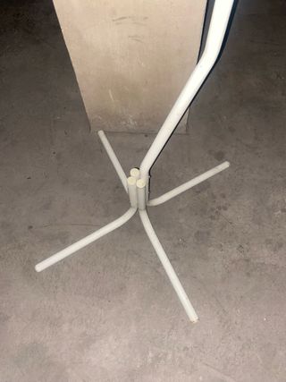 Pie de jaula para pájaros blanco