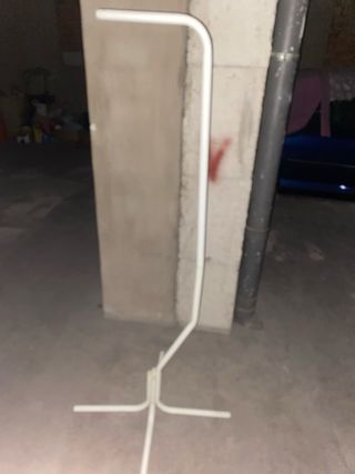 Pie de jaula para pájaros blanco