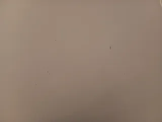 Mesa de estudio blanca de Ikea.