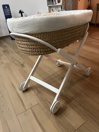 Moisés de mimbre con soporte