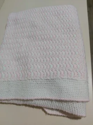 Manta de cuna rosa y blanca