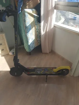 Patinete eléctrico con pegatinas