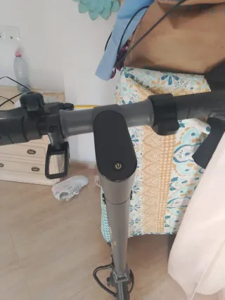 Patinete eléctrico con pegatinas