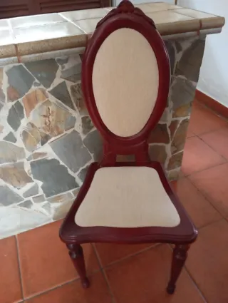 Silla antigua de madera y tela