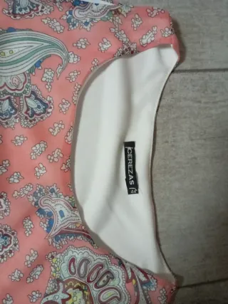 Vestido rosa con volantes y estampados