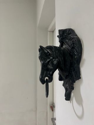 Escultura pared cabeza caballo negra