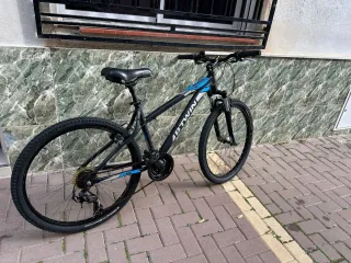 Bicicleta Btwin Negra y Azul