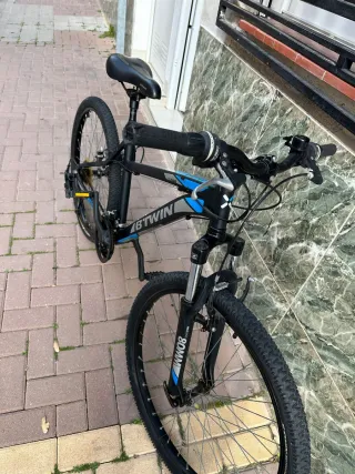 Bicicleta Btwin Negra y Azul