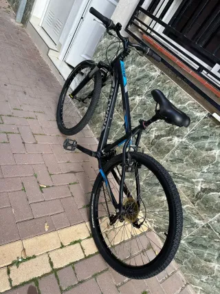 Bicicleta Btwin Negra y Azul