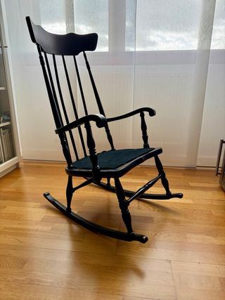 Silla mecedora de estilo antiguo