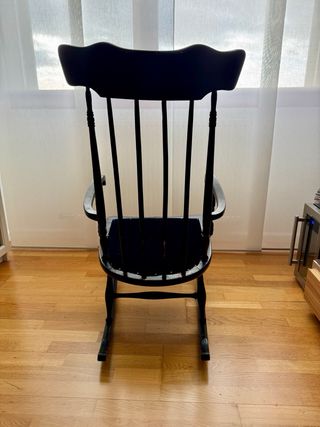 Silla mecedora de estilo antiguo