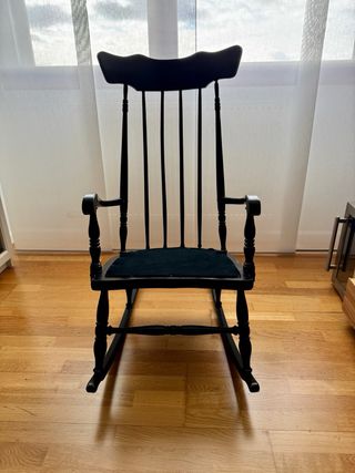 Silla mecedora de estilo antiguo