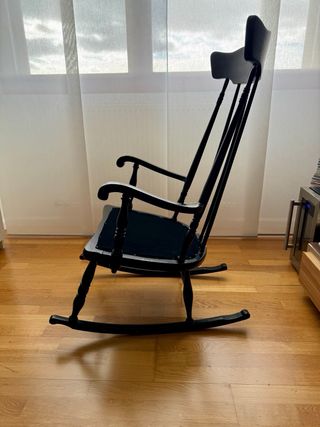Silla mecedora de estilo antiguo