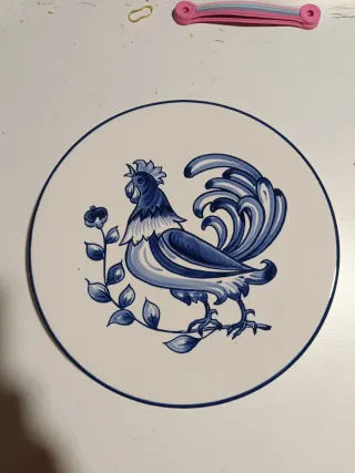 Plato de porcelana con gallo pintado a mano