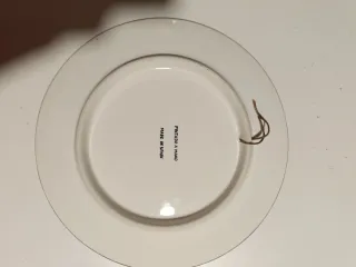 Plato de porcelana con gallo pintado a mano