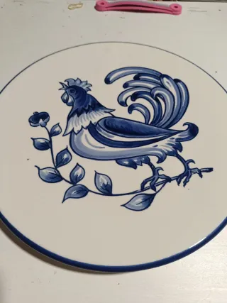 Plato de porcelana con gallo pintado a mano