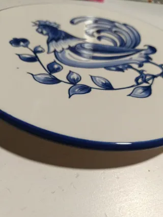 Plato de porcelana con gallo pintado a mano