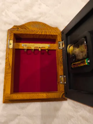 Reloj de pared con compartimento para llaves.