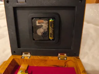 Reloj de pared con compartimento para llaves.